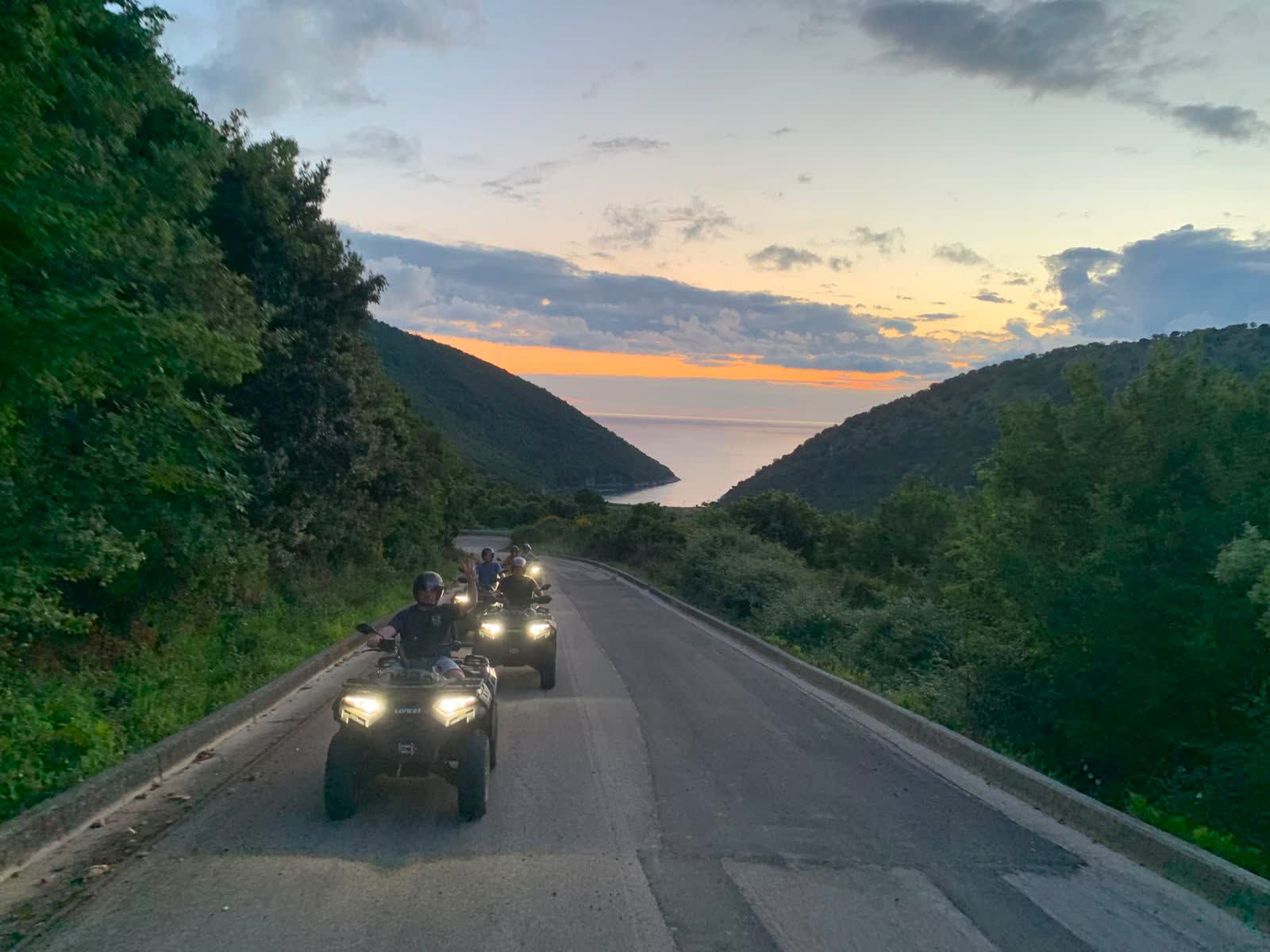 Shtegun ATV bregdetar mbi Sarandë me pamje deti